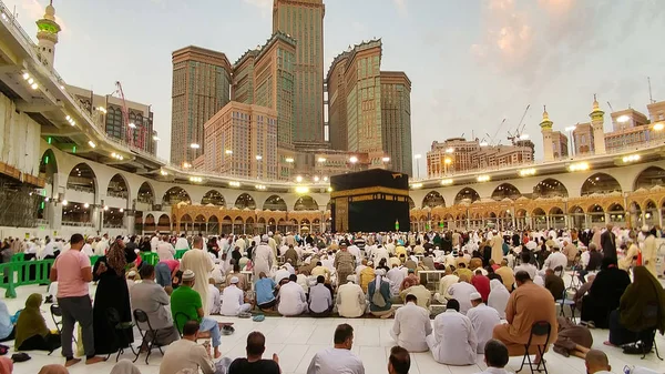 Він Святий Кааба є центром ісламу, розташований в Масджид Аль-Харам в Мецці.. — стокове фото