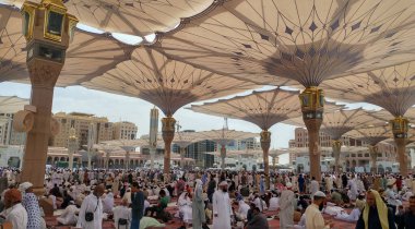 Umra ve Hac yolculuğu sırasında Medine 'deki Hz. Muhammed Camii' ndeki Şemsiye veya tepe örtüleri..