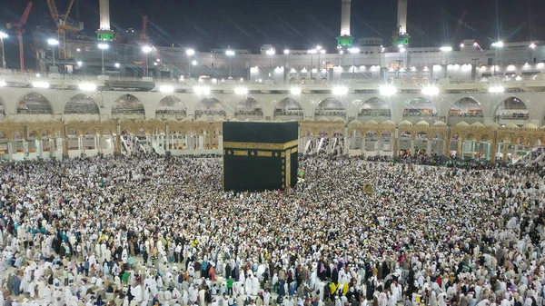 A Santa Kaaba é o centro do Islã, Localizado em Masjid Al Haram em Meca . — Fotografia de Stock