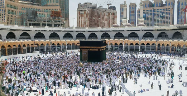 La Santa Kaaba es el centro del Islam, situado en Masjid Al Haram en La Meca . —  Fotos de Stock