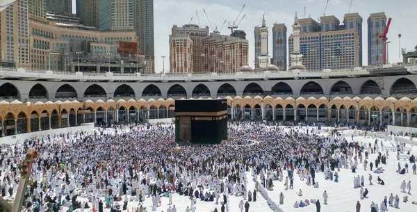 La Santa Kaaba è il centro dell'Islam, situato a Masjid Al Haram alla Mecca . — Foto Stock