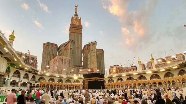 Den hellige Kaaba er islams sentrum, lokalisert i Masjid Al Haram i Mekka. . – stockfoto