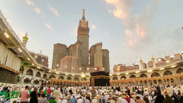 Den hellige Kaaba er islams sentrum, lokalisert i Masjid Al Haram i Mekka. . – stockfoto