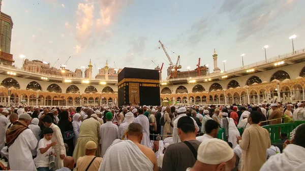 Святий Кааба є центром ісламу, розташований в Масджид-аль-Харам в Мецці.. — стокове фото
