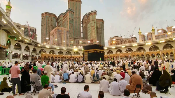 Святий Кааба є центром ісламу, розташований в Масджид-аль-Харам в Мецці.. — стокове фото