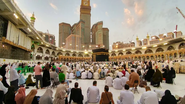 A Santa Kaaba é o centro do Islã, Localizado em Masjid Al Haram em Meca . — Fotografia de Stock