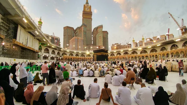 La Santa Kaaba es el centro del Islam, situado en Masjid Al Haram en La Meca . — Foto de Stock