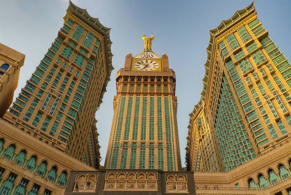 位于沙特阿拉伯麦加的格兰特神圣清真寺& quot;尊贵禁地& quot;的Kaaba门名为Multazam 。 麦加大清真寺卡巴教堂的穆斯林朝圣者 — 图库照片