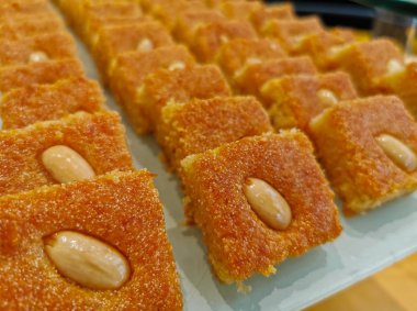 Basbousa Harissa Hareesa. Ev yapımı Arap Mısırlı ve Lübnan tatlısı ramazan kurabiyeleri.
