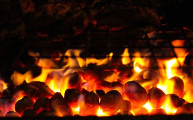 Işıl ışıl ve alev alev yanan kömür briketleriyle barbekü ocağı, Gıda Arkaplanı veya Dokuması, Yakın plan, Üst Manzara