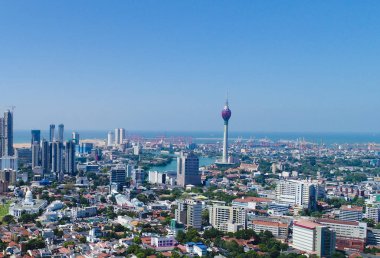 Colombo, Sri Lanka - Aralık 05 2018; Nilüfer kuleleri de dahil olmak üzere modern mimari binalarla Colombo şehrinin ufuk çizgisi.