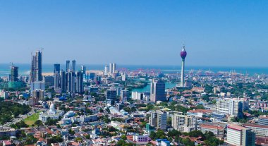 Colombo, Sri Lanka - Aralık 05 2018; Nilüfer kuleleri de dahil olmak üzere modern mimari binalarla Colombo şehrinin ufuk çizgisi.