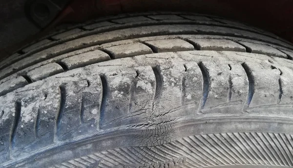 Lastik şişmiş, tekerlek hasar görmüş.
