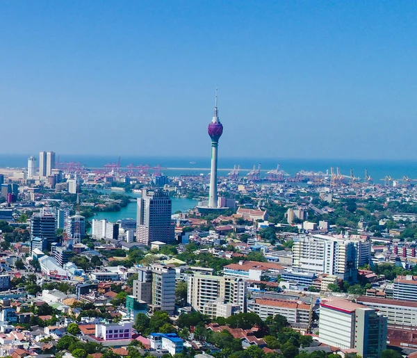 Colombo, Sri Lanka - Aralık 05 2018; Nilüfer kuleleri de dahil olmak üzere modern mimari binalarla Colombo şehrinin ufuk çizgisi.