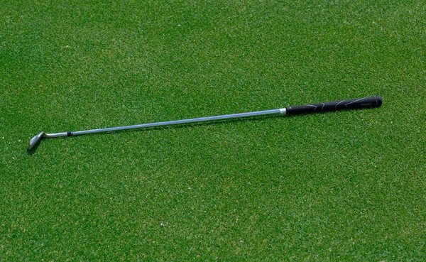 Vista superior del palo de golf de hierro y la pelota en una hierba verde —  Fotos de Stock