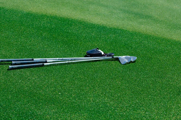 Felső kilátás vas golf klub és labda a zöld fű — Stock Fotó