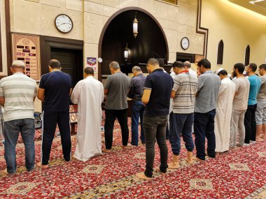 Müslüman erkekler, Doha Katar 'da bir camide namaz kılıyor. Müslüman, bir camide her gün beş namaz kılıyor. Müslüman dindar adamlar..