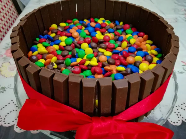 Kitkat chocolate cake dengan pebbles.Kit Kat pecah coklat bar. Kit Kat adalah sebuah bar biskuit coklat. Bar, biskuit, break.With jalur kliping — Stok Foto