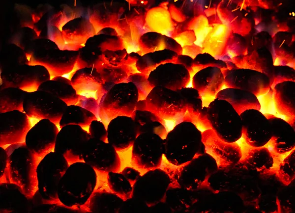 Гриль барбекю ями з світяться і Flaming Hot Вугільні брикети, продовольство фону або текстури, великим планом, Top погляд — стокове фото