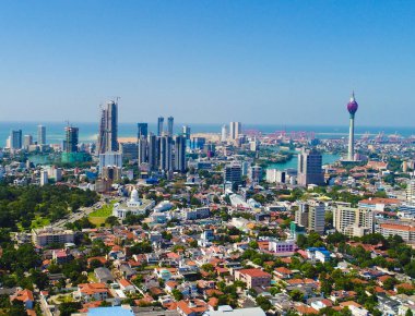 Colombo, Sri Lanka - Aralık 05 2018; Nilüfer kuleleri de dahil olmak üzere modern mimari binalarla Colombo şehrinin ufuk çizgisi.