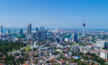 Colombo, Sri Lanka - Aralık 05 2018; Nilüfer kuleleri de dahil olmak üzere modern mimari binalarla Colombo şehrinin ufuk çizgisi.