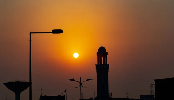 Мусульманский минарет на закате в Катаре — стоковое фото
