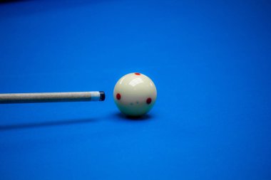 Mavi frizde renkli bilardo topları, Bilardo masasında bilardo topları