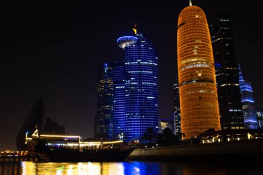 22 Eylül 2019, Doha, Katar: Yüksek binalı renkli gökyüzü ile gece boyunca şehir doha.