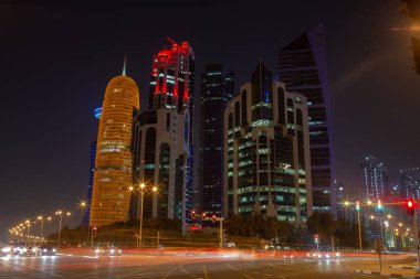 22 Eylül 2019, Doha, Katar: Yüksek binalı renkli gökyüzü ile gece boyunca şehir doha.