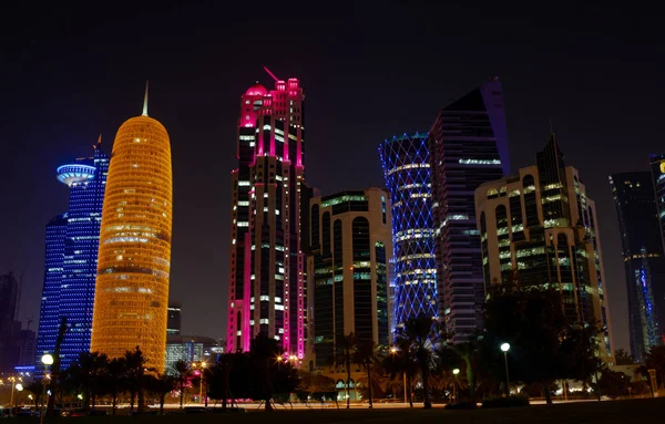 22 september 2019, Doha, Qatar: stad doha under natten med färgglada skyline med höga byggnader. — Stockfoto