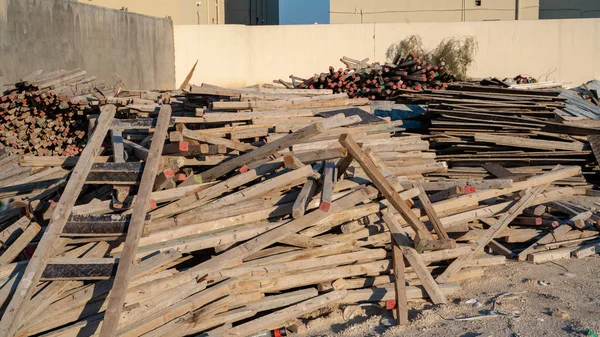 Immagine di sfondo di ponteggi colorati bar e legno utilizzato per la costruzione impilati insieme — Foto Stock