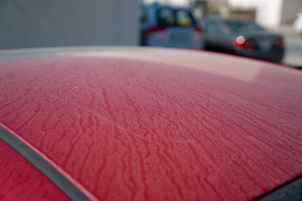 Achtergrondafbeelding van een auto met stof op de motorkap. — Stockfoto