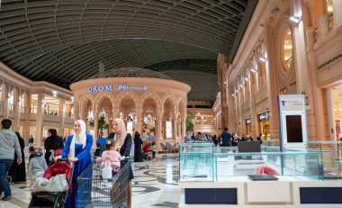 Doha, Katar - 01 Ocak 2019: Alışveriş merkezinin keyfini çıkaran insanların arka plan görüntüleri.