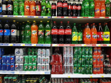 Doha, Katar: 02 Aralık 2019: Bir süpermarket vitrininde alkolsüz içecekler.