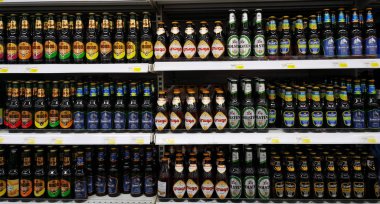 Doha, Katar: 02 Aralık 2019: Bir süpermarket vitrininde alkolsüz içecekler.