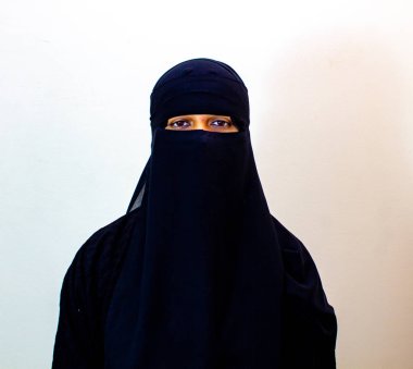 Siyah Niqab giyen Ortadoğulu bir kadının portresi. Bu kıyafetlerin arkasında bu kadını tanımak imkansız. Bu sahnede geleneksel çarşaf giysisinden dolayı sadece gözler görülebilir.