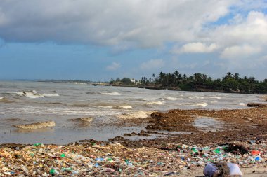 Deniz Kirliliği: Colombo yakınlarındaki Sri Lanka Denizi 'ne çöp atıldı. Kadınlar denizden gelen dalgaların getirdiği çöp yığınında plastik şeyler toplarlar.