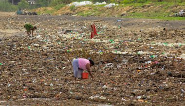 Deniz Kirliliği: Colombo yakınlarındaki Sri Lanka Denizi 'ne çöp atıldı. Kadınlar denizden gelen dalgaların getirdiği çöp yığınında plastik şeyler toplarlar.
