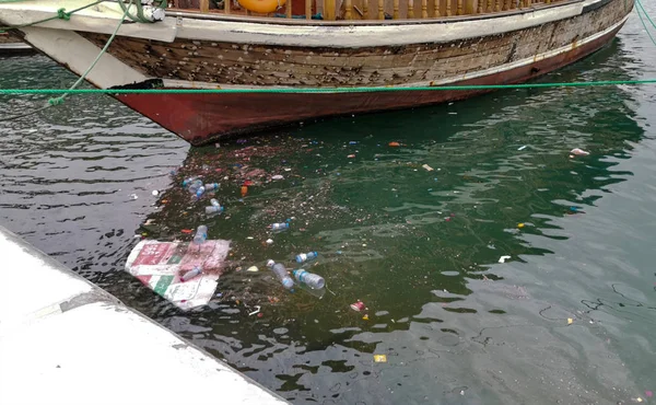 Ντόχα, Κατάρ - 01 Νοεμβρίου 2019: Απορρίμματα πεταμένα στο νερό, ρύπανση των υδάτων. — Φωτογραφία Αρχείου