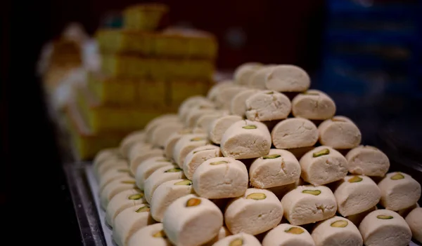 Фоновое изображение с несколькими ливанскими традиционными сладостями — стоковое фото