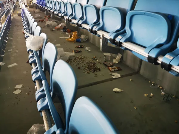 Colombo, Sri Lanka - 17 settembre 2019: immagine di sfondo con tazza di plastica vuota su uno stadio dopo una partita di calcio — Foto Stock