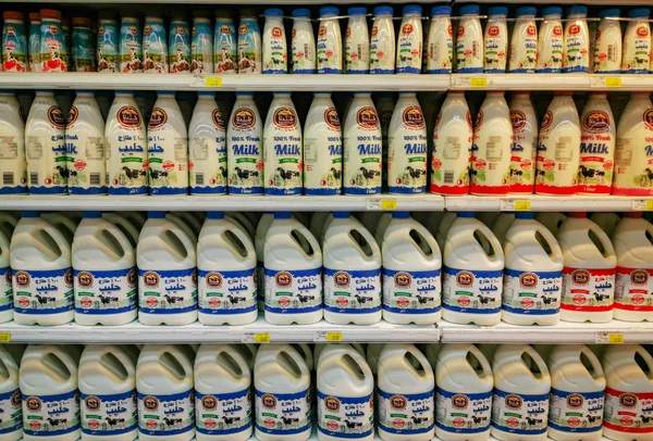Doha, Qatar: 02 de diciembre de 2019: Productos lácteos Baladna en un supermercado —  Fotos de Stock