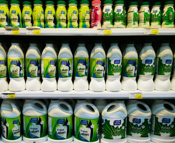 Doha, Qatar: 02 de diciembre de 2019: Productos lácteos Baladna en un supermercado —  Fotos de Stock