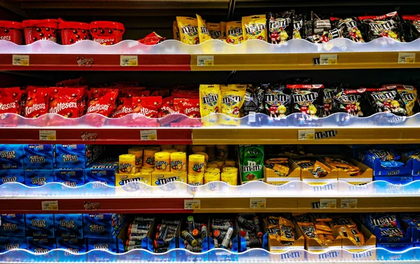Dubai, Uae - 12 mei 2019: Diverse chocolademerken op de plank in een supermarkt — Stockfoto