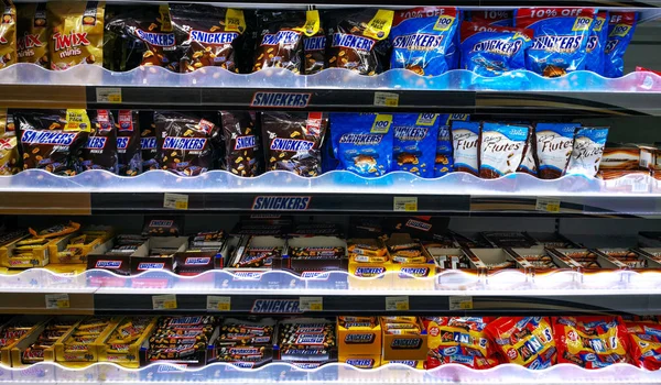 Dubai, Emirados Árabes Unidos - 12 de maio de 2019: Várias marcas de chocolate na prateleira em um supermercado — Fotografia de Stock