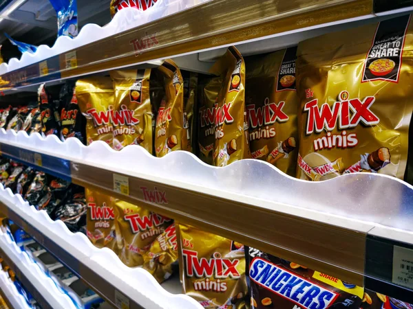 Dubaj, Uae - 12. května 2019: Různé čokoládové značky na polici v supermarketu — Stock fotografie