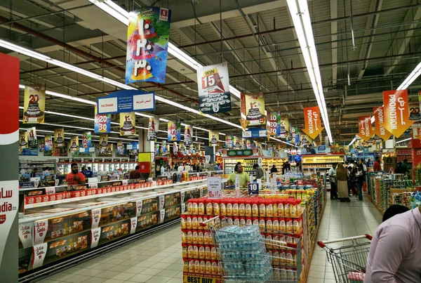 Doha, Qatar- 01 janvier 2019 : Promotions intérieures dans un centre commercial — Photo