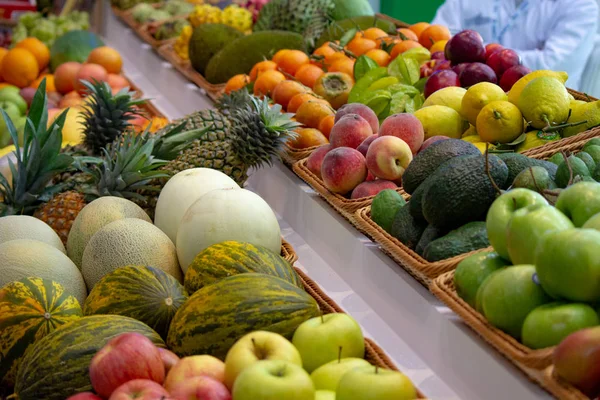 Bakgrund: Blandning av diverse färska frukter i en bakgrund — Stockfoto