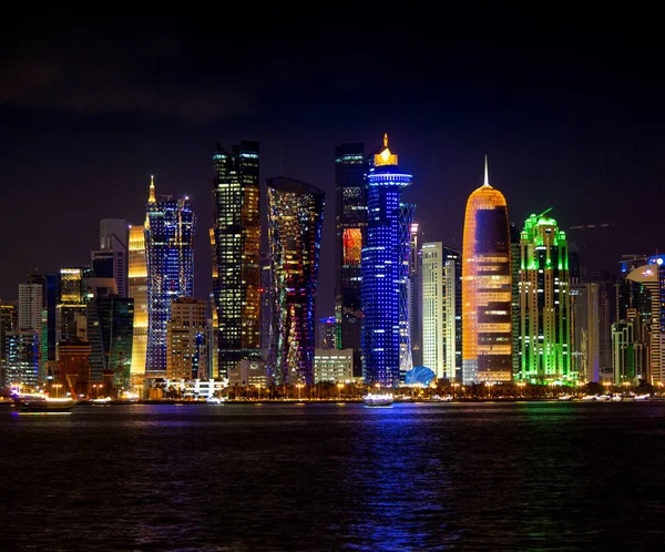 Westbay, Doha, Qatar - 12 ottobre 2019: Doha città punto di riferimento durante la notte — Foto Stock