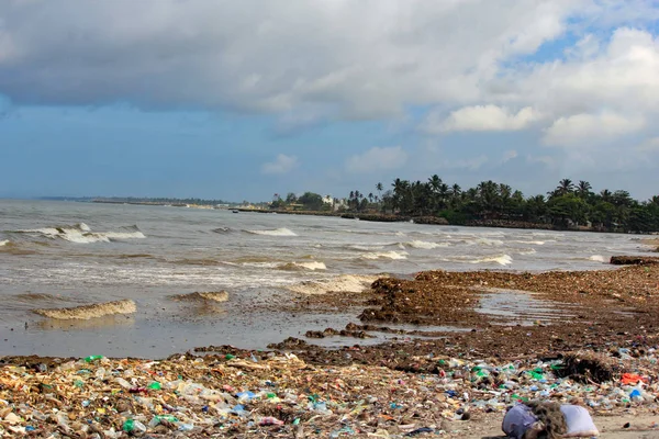 Inquinamento marino: rifiuti scaricati nel Mare dello Sri Lanka vicino a Colombo. le donne raccolgono cose di plastica in un mucchio di spazzatura portata dal surf dal mare — Foto Stock